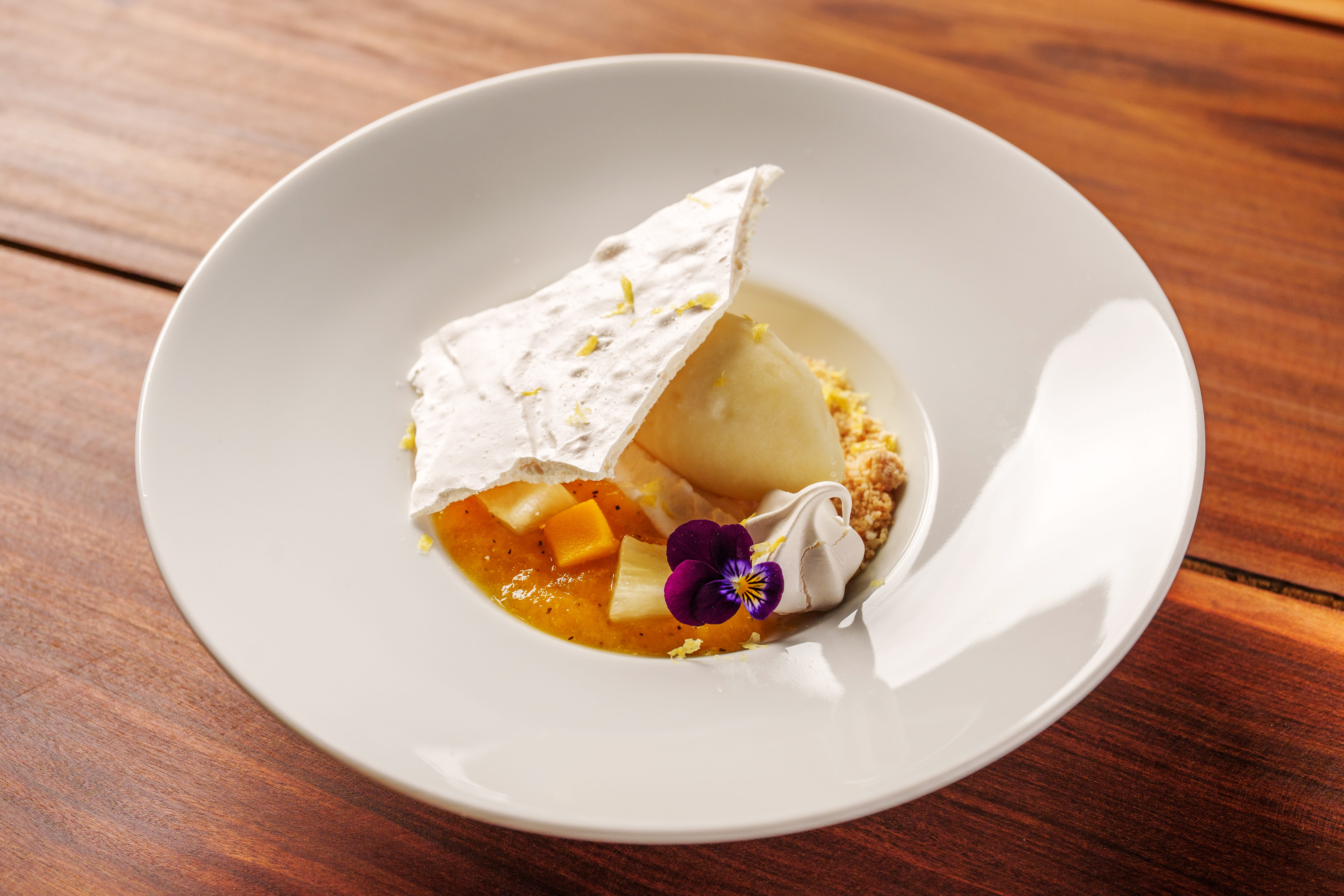 Brasília, merengue com farofa e creme de coco, sorbet de cupuaçu, geleia de frutas tropicais e suspiro