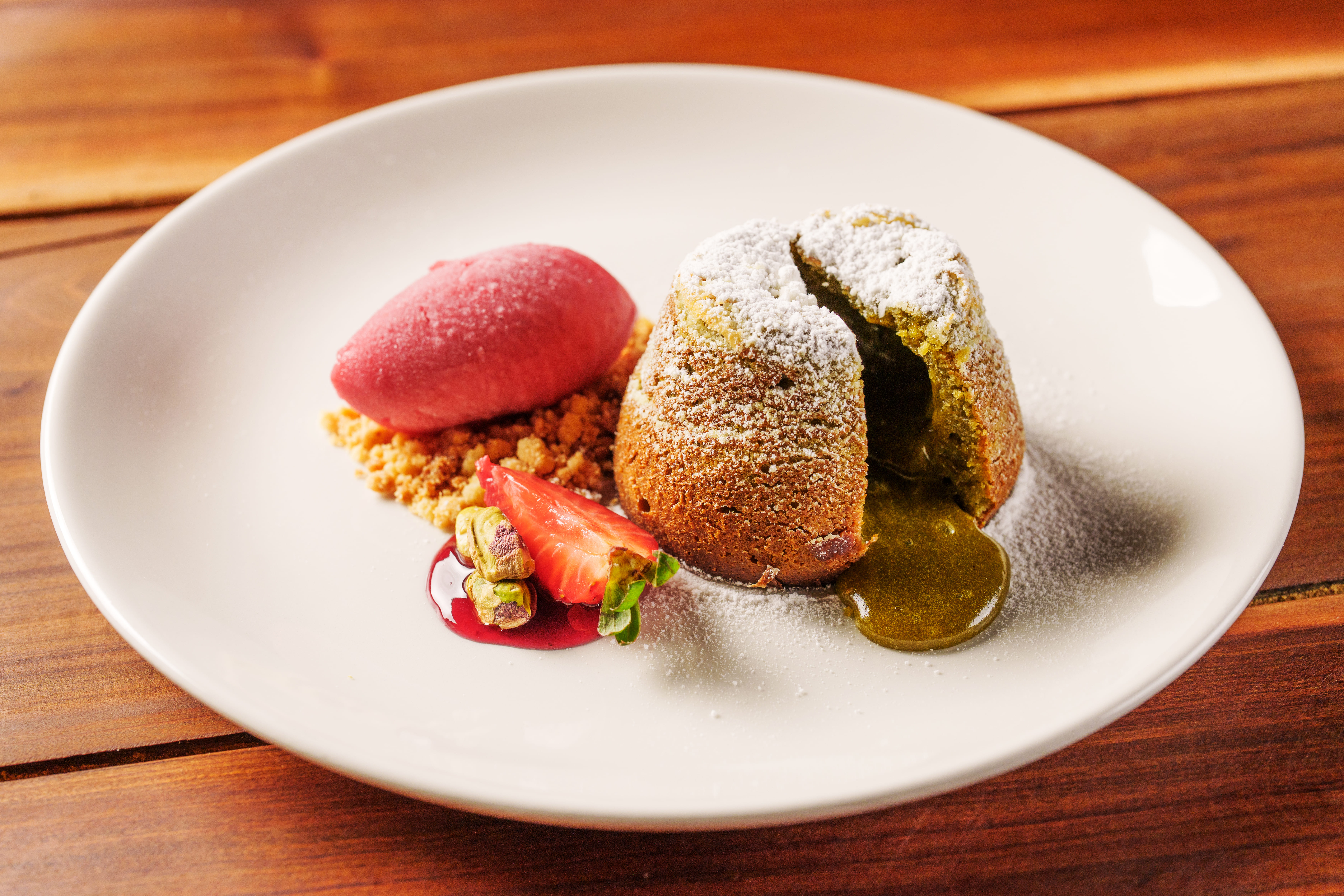 Petit-gâteau de pistache com sorbet de framboesa