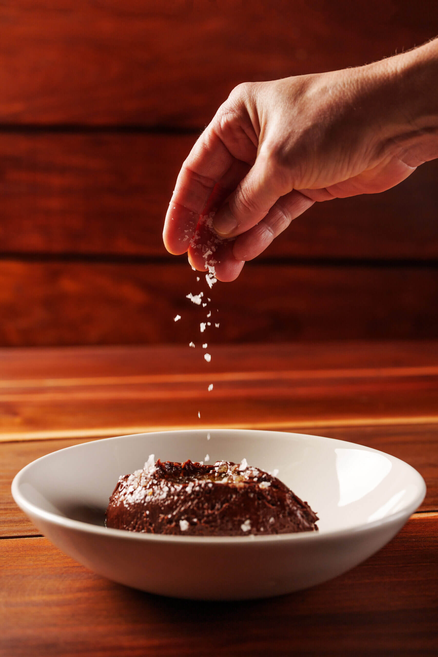 Santiago, mousse de chocolate servida com azeite e flor de sal