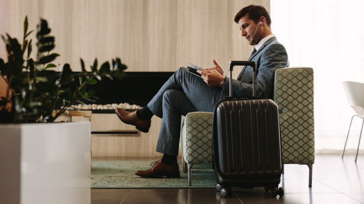 Segundo o especialista Erik Cabral, o acesso a salas VIP pode ser um dos benefícios rejustados pelas companhias