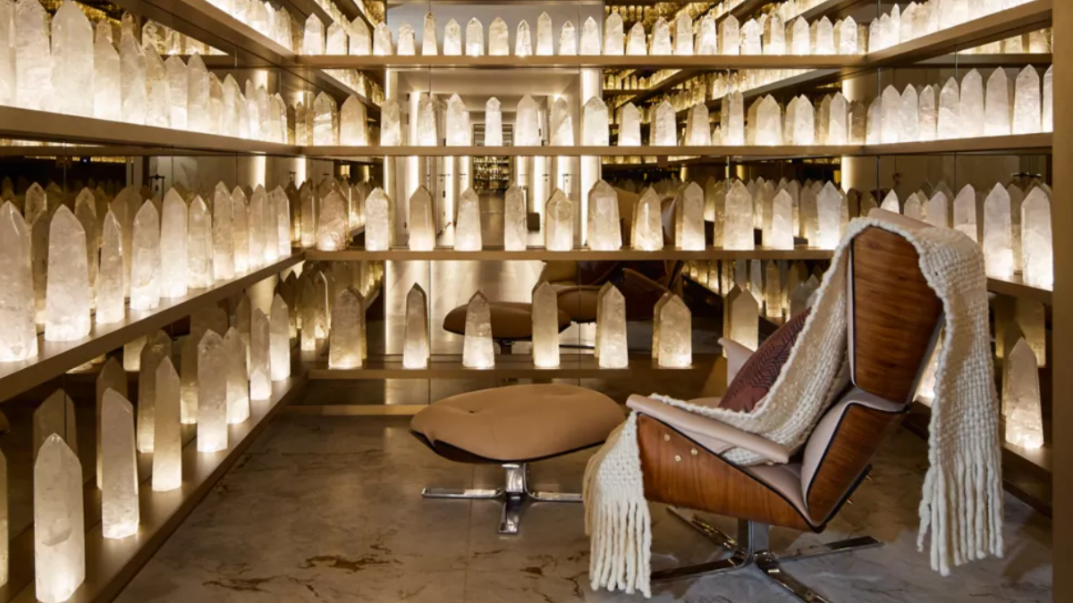 O Asaya Spa no Rosewood São Paulo tem um espaço para meditação e reflexologia com 400 cristais de quartzo branco