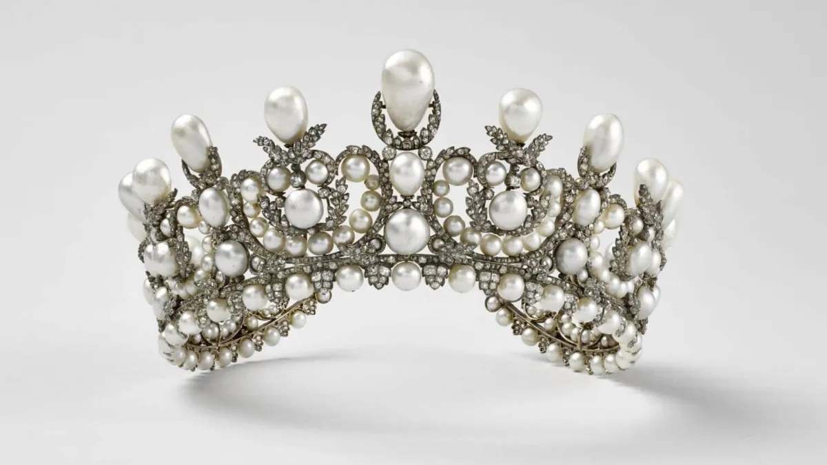 Tiara da imperatriz Eugénie roubada do Museu do Louvre, em Paris