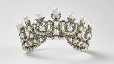 Tiara da imperatriz Eugénie roubada do Museu do Louvre, em Paris
