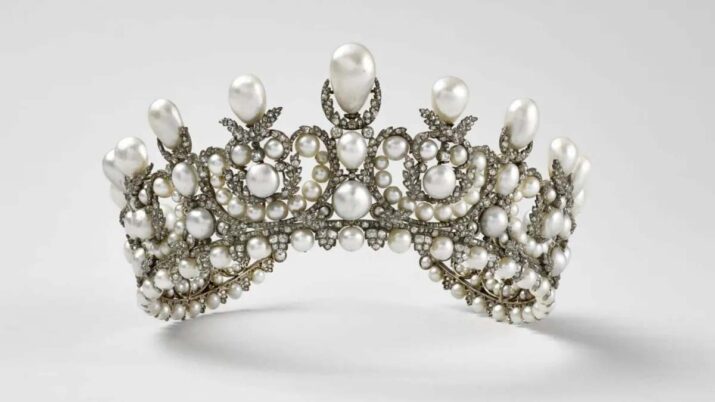 Tiara da imperatriz Eugénie roubada do Museu do Louvre, em Paris