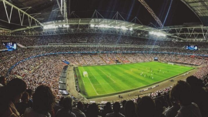 Torcida em estádio de futebol