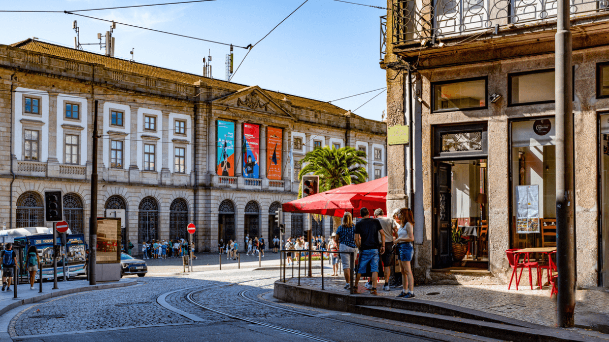 Rua de José Falcão e a fachada da Reitoria da Universidade do Porto