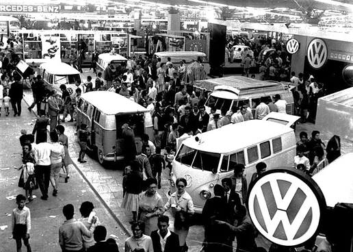 A Volkswagen Kombi, na estreia do Salão Internacional do Automóvel de São Paulo, em 1960