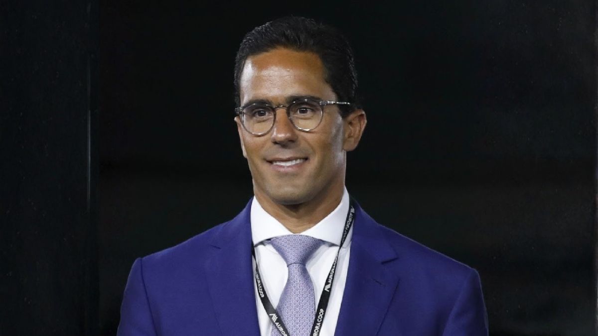 Luiz Carvalho, novo diretor financeiro (CFO) da Brava Energia, em imagem de close vestindo terno azul, camisa branca e gravata lilás, durante evento corporativo