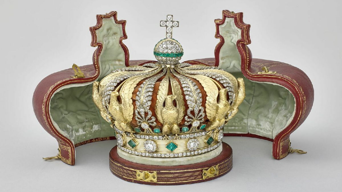 Coroa da Imperatriz Eugénie, peça abandonada pelos ladrões de joias do Louvre e encontrada danificada