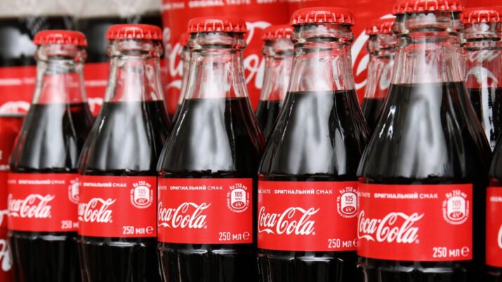 Trump anunciou em sua rede social, a Truth Social, que havia “convencido” a Coca-Cola a fabricar uma versão de sua bebida usando açúcar de cana produzido nos EUA