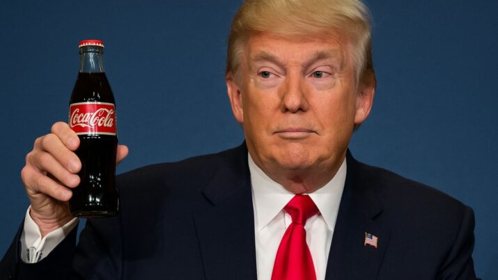 Trump anunciou em sua rede social, a Truth Social, que havia “convencido” a Coca-Cola a fabricar uma versão de sua bebida usando açúcar de cana produzido nos EUA.