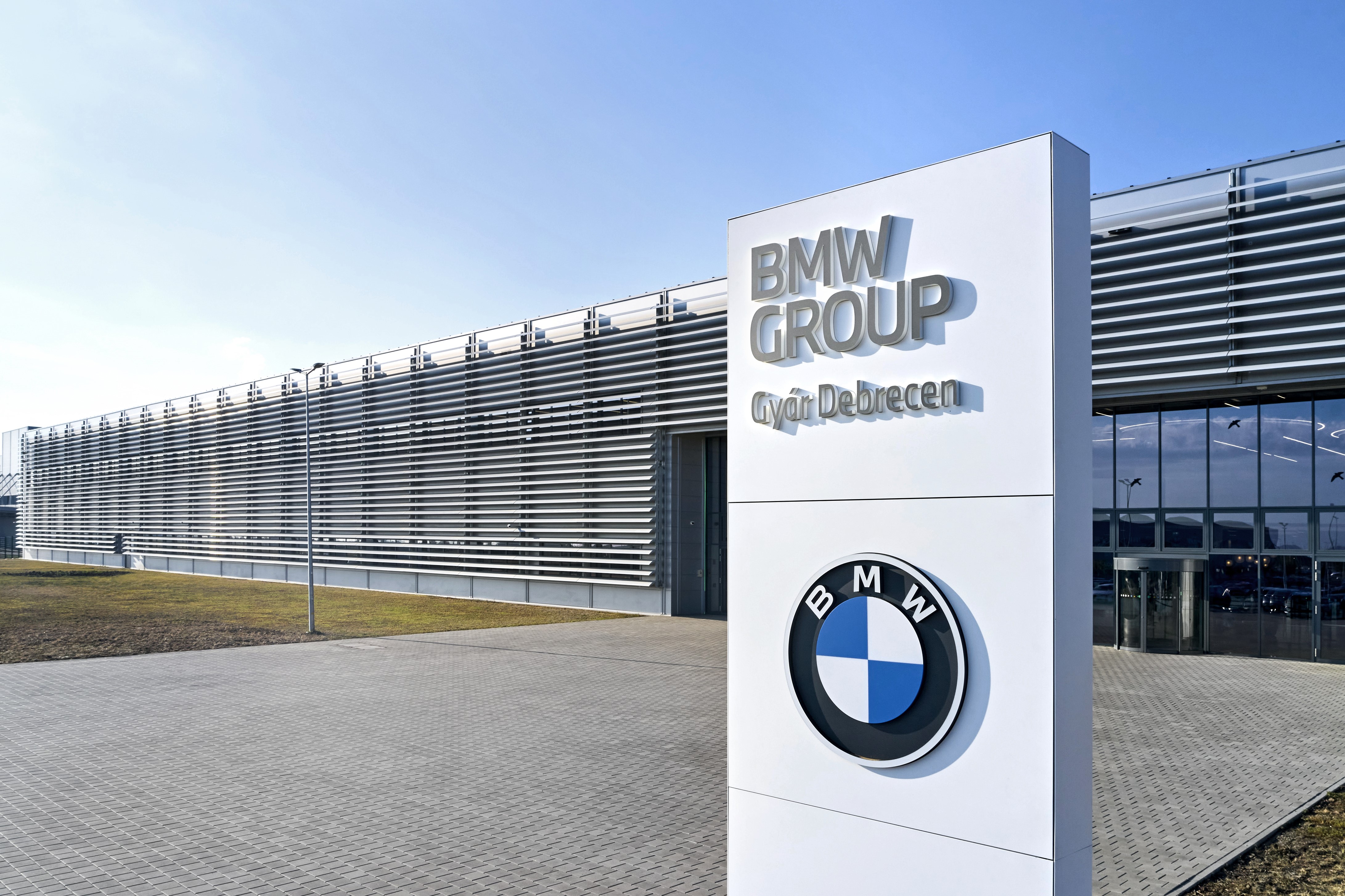 A fachada da fábrica húngara da BMW