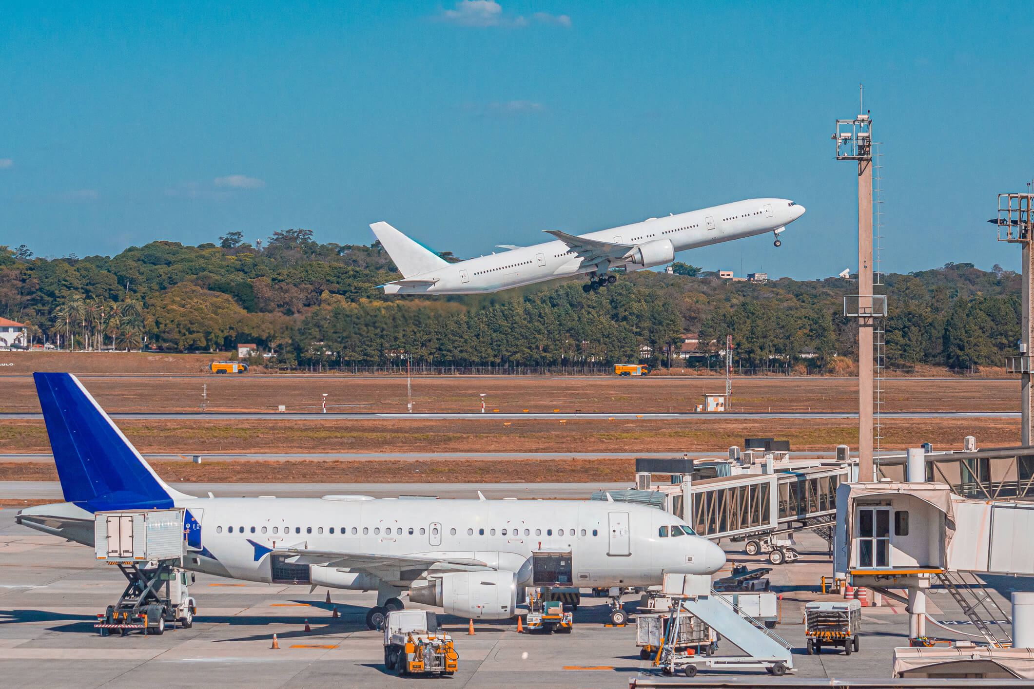 Avião levanta voo no Aeroporto Internacional de São Paulo, em Guarulhos (GRU)
