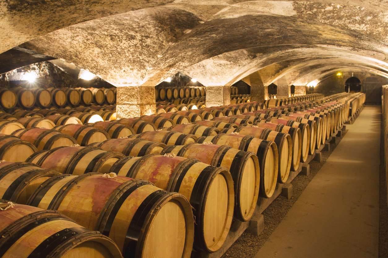 O nome “cava”, que em catalão significa “caverna”, faz referência aos locais frescos e escuros onde as garrafas eram armazenadas para a segunda fermentação