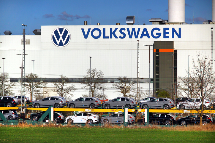 Segundo a Bloomberg, a Volkswagen tem reduzido a produção e demitindo funcionários