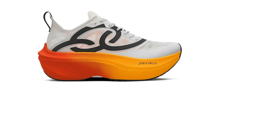 "Imagem do Tênis Olympikus Corre Supra 2, modelo branco com detalhes em preto e laranja, com design futurista e sola de alta performance.