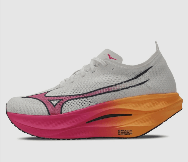 Imagem do Tênis de Corrida Mizuno Wave Rebellion Pro 3, modelo branco com detalhes em rosa e laranja, com design inovador e sola de alta performance.