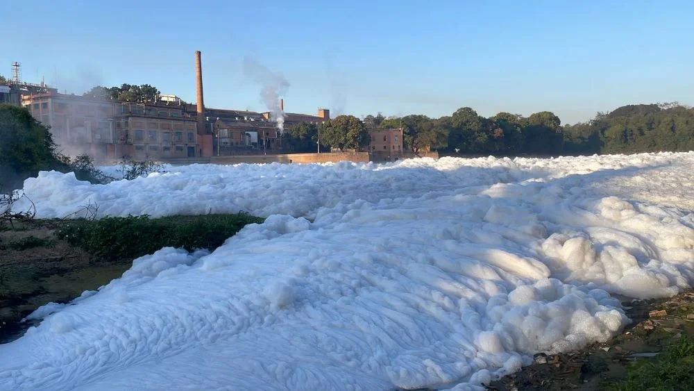 Mar de espuma cobre o rio Tietê no interior de São Paulo. Imagem: TV TEM