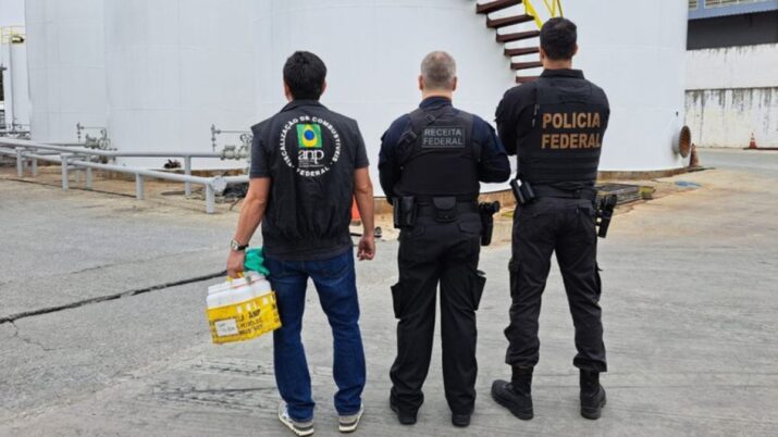 Desdobramento das operações Boyle e Carbono Oculto, a nova ofensiva da Receita Federal mira a rota clandestina do metanol. Imagem: Divulgação Polícia Federal