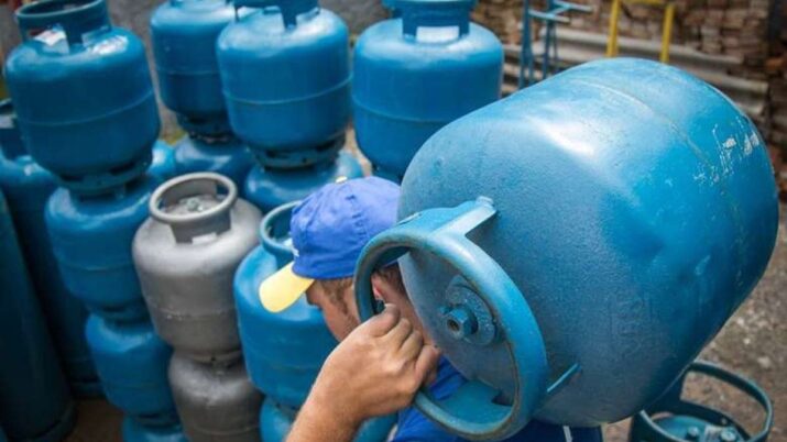 O programa “Gás do Povo” substituirá o Auxílio-Gás e usará vouchers eletrônicos para compra do botijão de 13 kg em revendas credenciadas. Imagem: Agência Brasil
