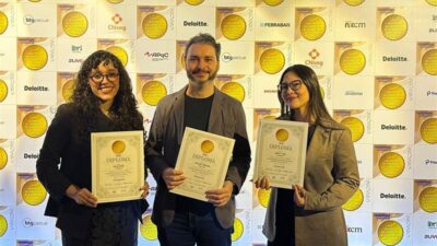 As repórteres Camille Lima (à esquerda) e Bia Azevedo (à direita) e o diretor de redação do Seu Dinheiro e do Money Times, Vinícius Pinheiro