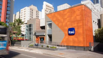 Fachada de agência do Itaú Unibanco (ITUB4).