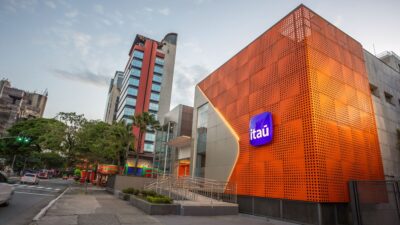 Fachada de agência do Itaú Unibanco (ITUB4).