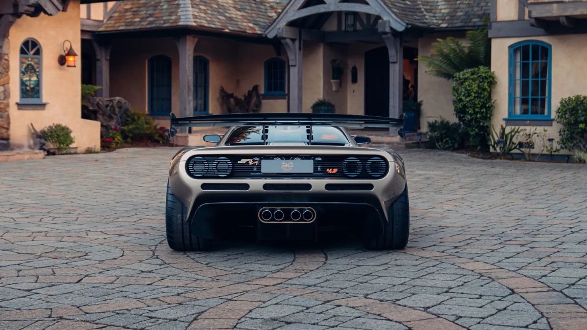 Com 690 cavalos, o carro é capaz de alcançar rotaçõesde até 12.100 rpm