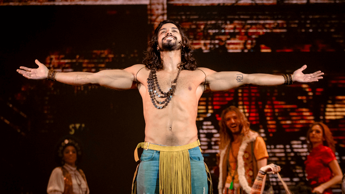 Em 'Hair', Rodrigo Simas é Berger, papel que também marca sua estreia em musicais