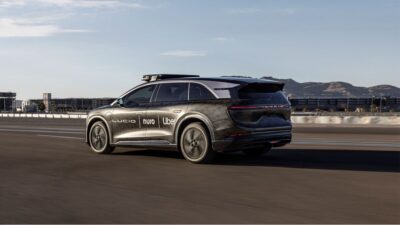 O lançamento será fruto de uma colaboração da Uber com a fabricante de veículos elétricos Lucid Motors e a empresa de tecnologia de direção autônoma Nuro