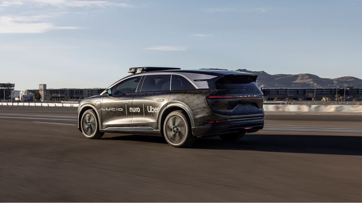 O lançamento será fruto de uma colaboração da Uber com a fabricante de veículos elétricos Lucid Motors e a empresa de tecnologia de direção autônoma Nuro