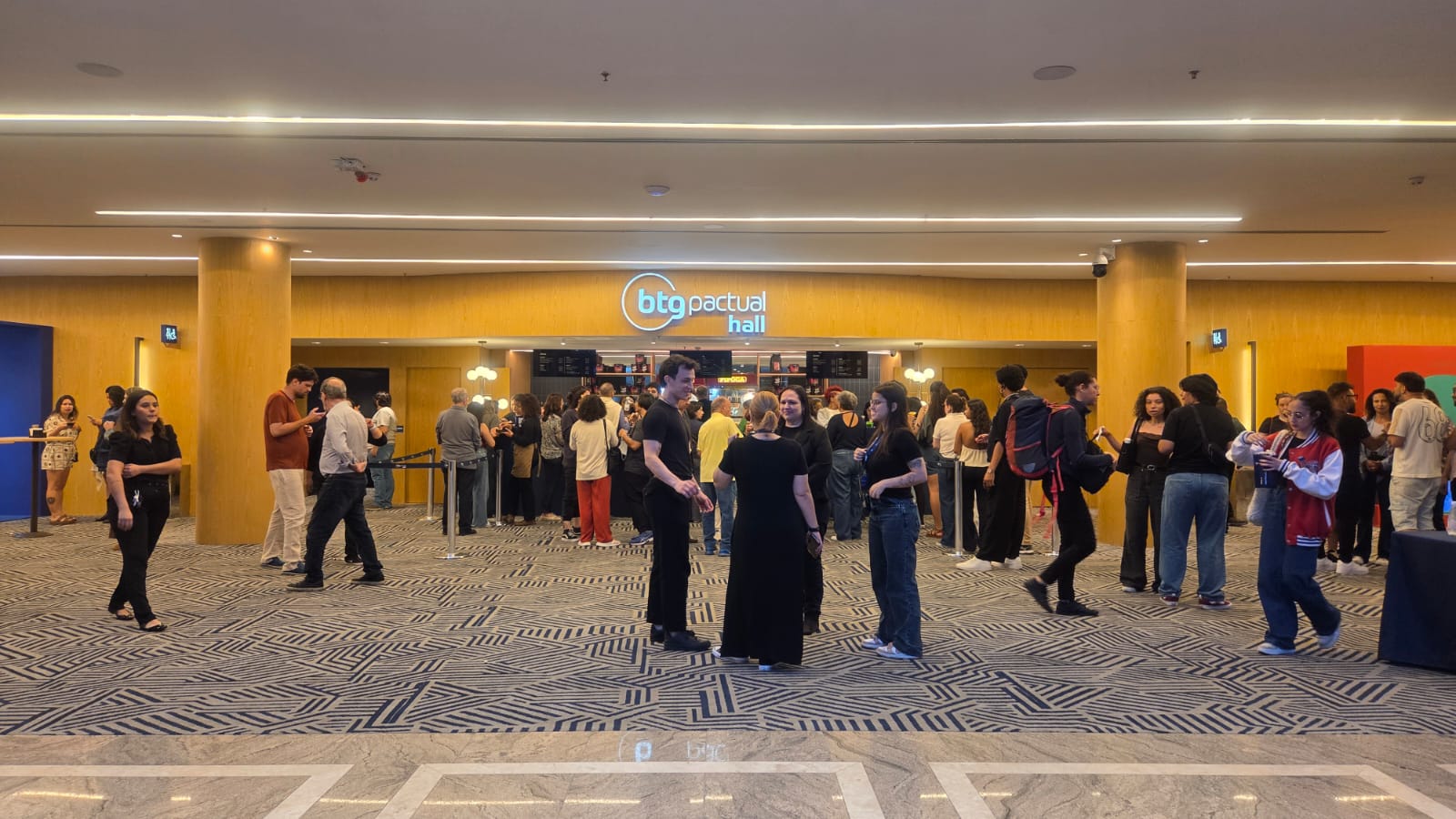 Instalações renovadas incluem o foyer modernizado do teatro