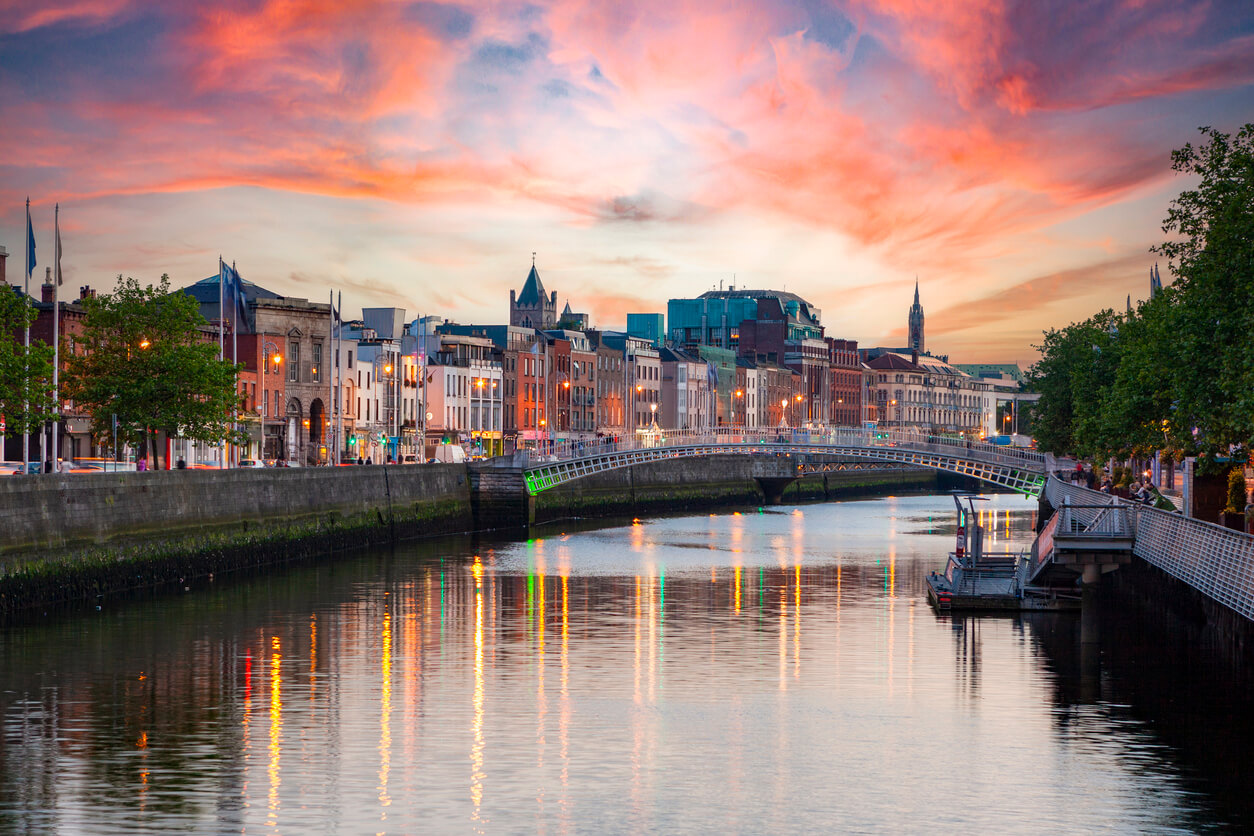 Rio Liffey define o mercado imobiliário de Dublin