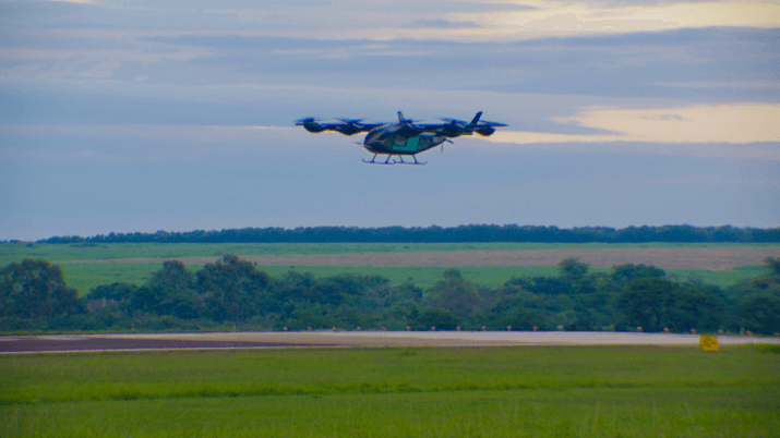 Carro voador da Embraer faz primeiro voo