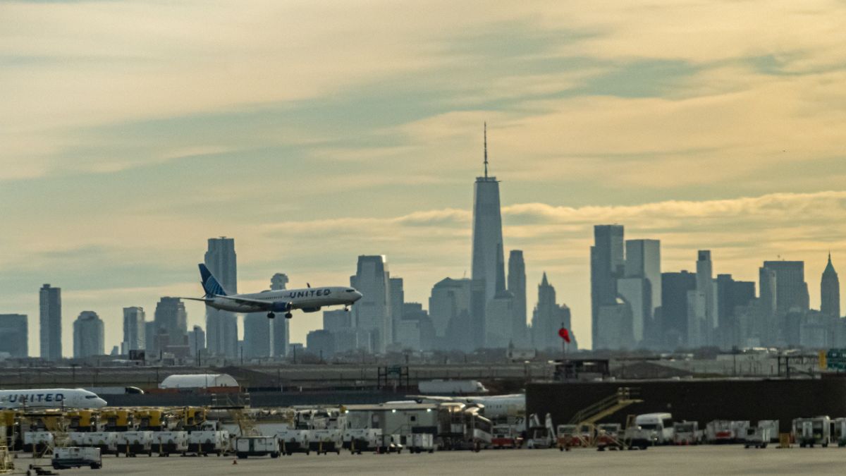 Avião pousano no Aeroporto Internacional de Newark