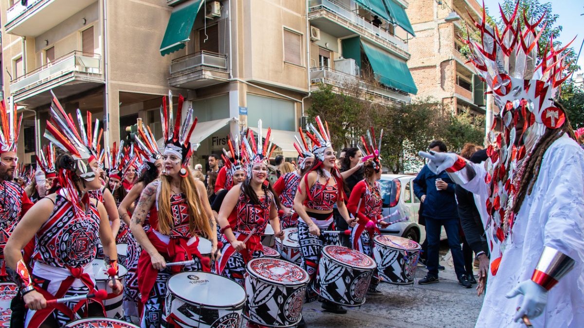 Desfile anual de Carnaval no Metaxourgeio, em Atenas