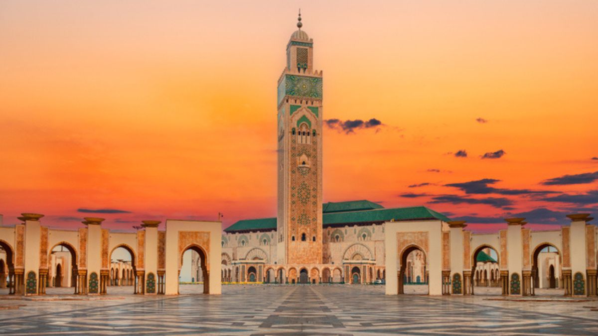 Vista frontal da mesquita Hassan II, em Casablanca