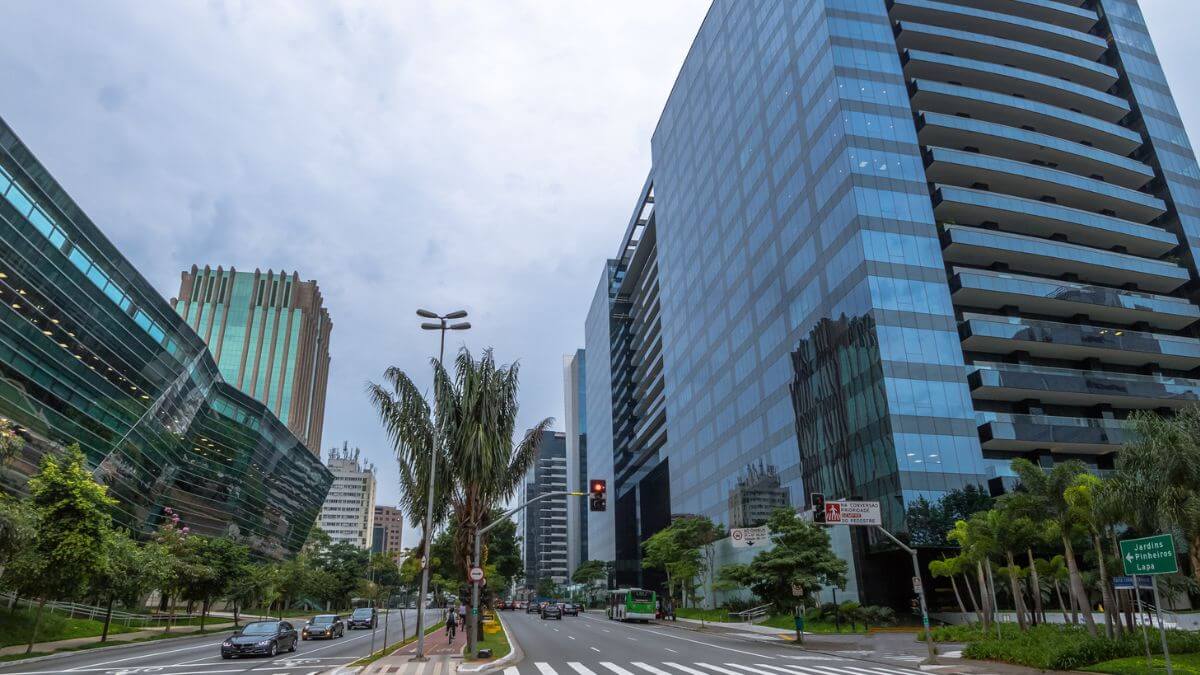 O estudo aponta um aluguel de 920 euros (cerca de R$ 5.710) por m² ao ano na Faria Lima