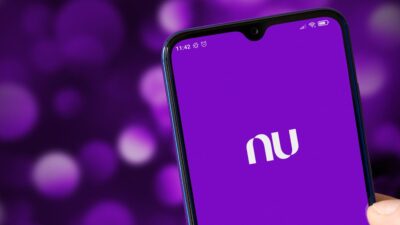 Celular com logo Nubank
