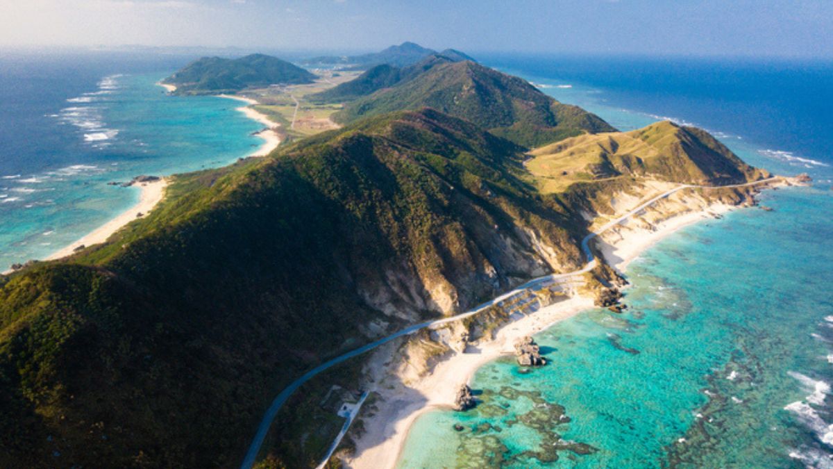 Vista aérea sobre o paraíso da ilha de Iheya em Okinawa