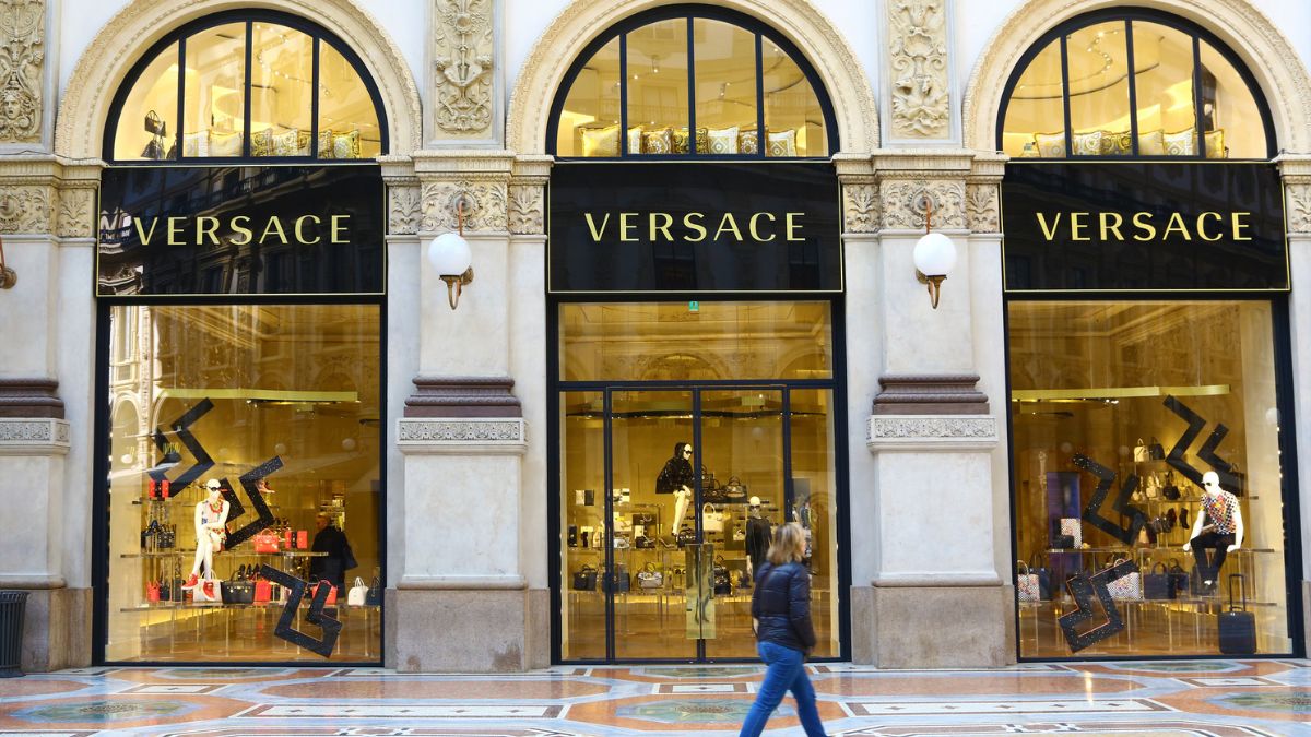 A Versace dá o toque de excesso à Prada