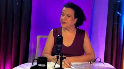 Ana Fontes, fundadora da Rede Mulher Empreendedora e do Instituto Rede Mulher Empreendedora, em podcast. O fundo da imagem foi estendido com inteligência artificial