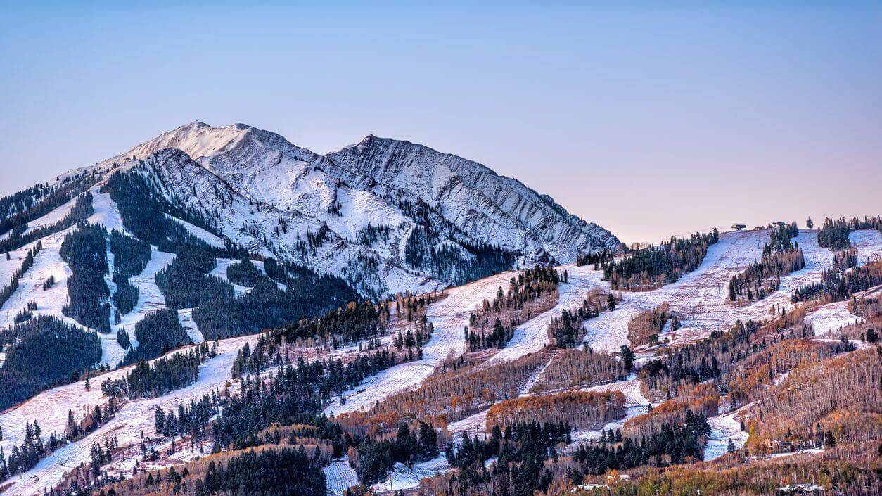 Vista aérea de alto ângulo da cidade da estação de esqui de Aspen, Colorado