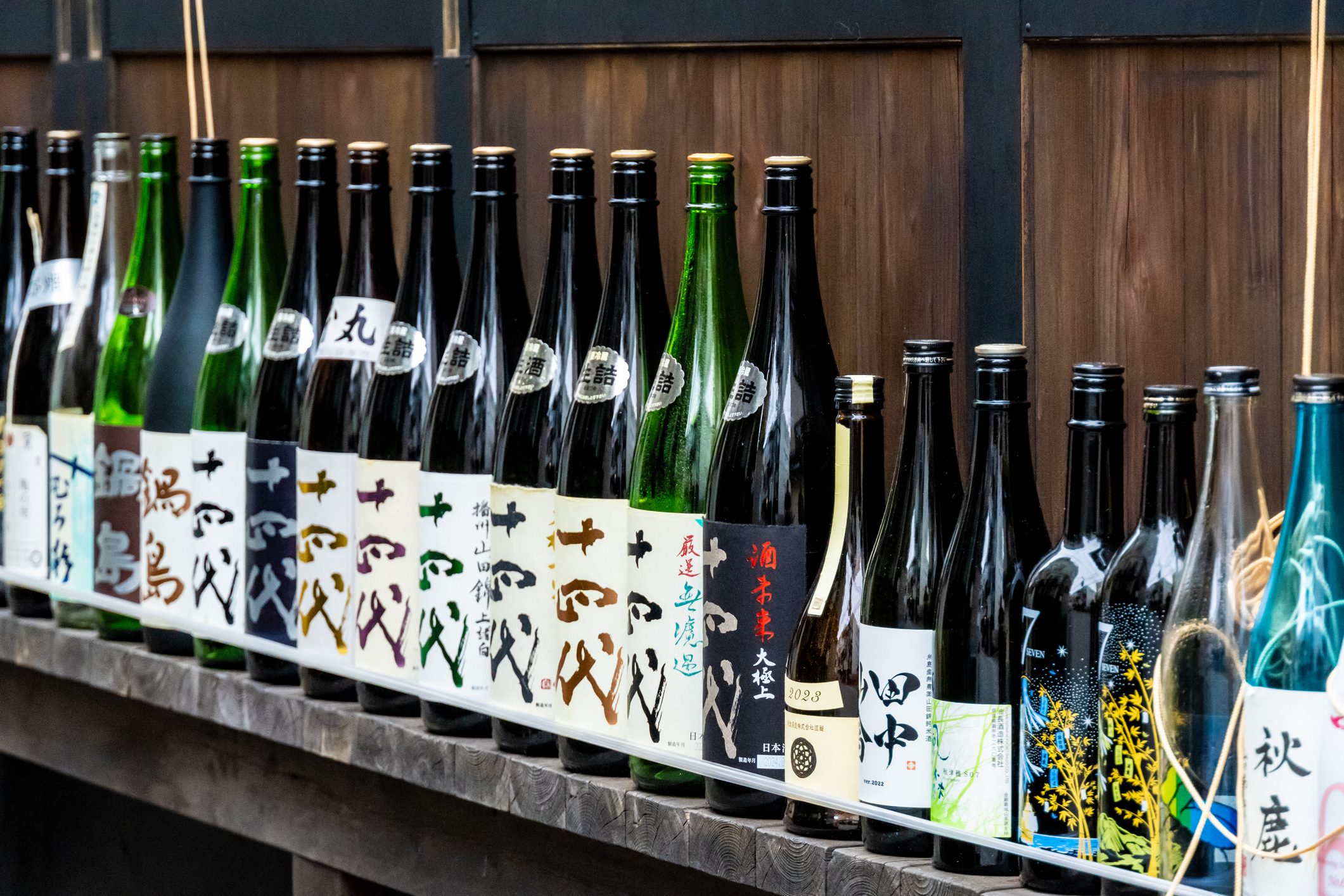 Garrafas de saquê em Kagurazaka, Tóquio