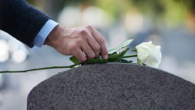 Lápide em cemitério