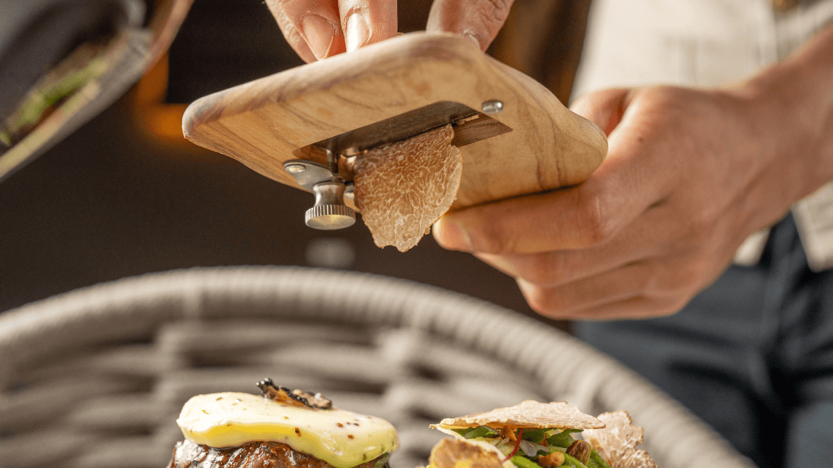 Nem toda trufa é igual, mas apenas algumas, como a Branca de Alba e a Negra do Périgord, alcançam o panteão gastronômico