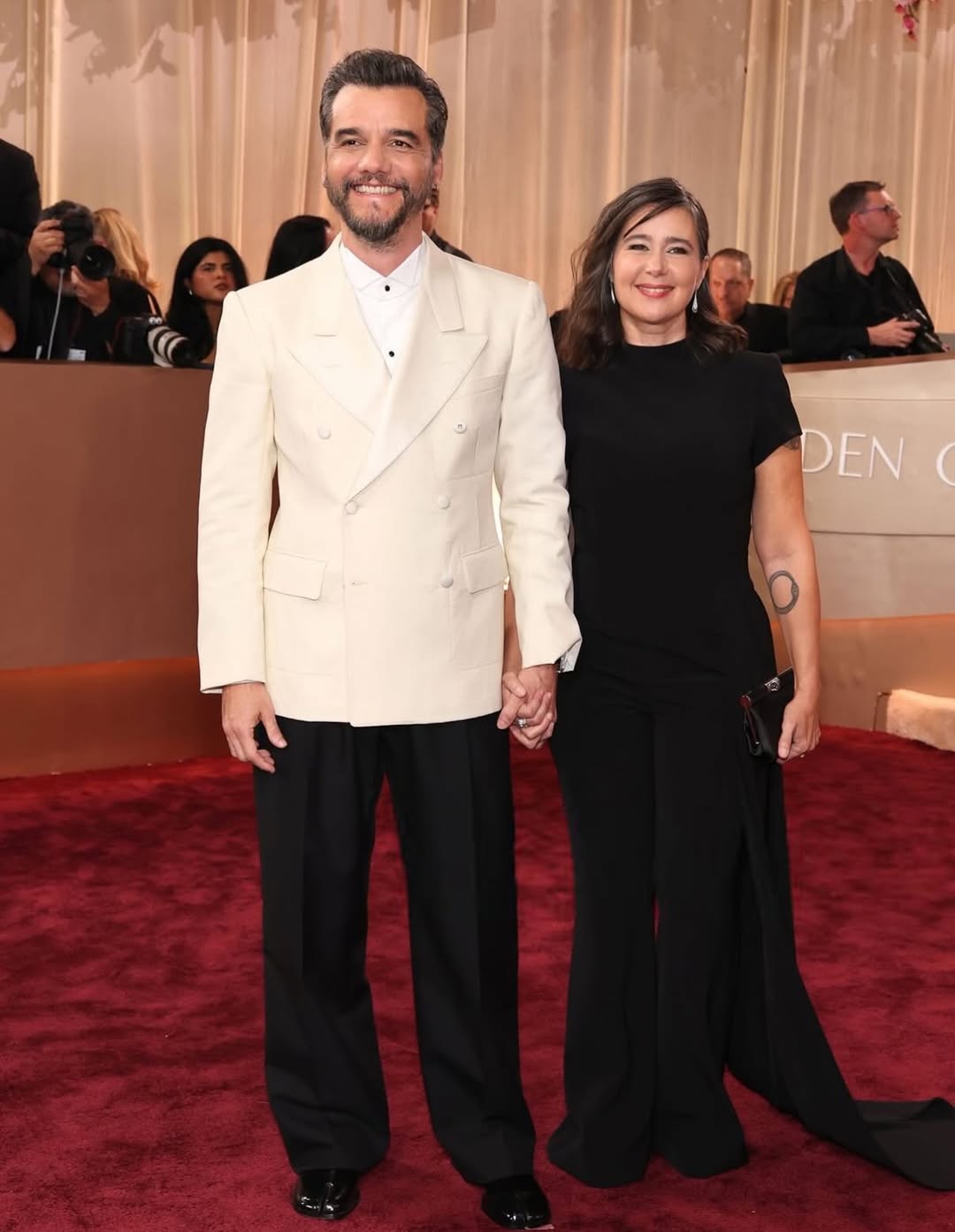 Wagner Moura e sua esposa, Sandra Delgado, no Globo de Ouro 2026 - Imagem: Reprodução/@ilariaurbinati