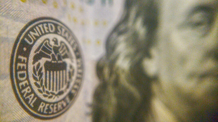 Logo do Federal Reserve (Fed) em uma nota de dólar