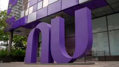 Fachada de escritório do Nubank (ROXO34).