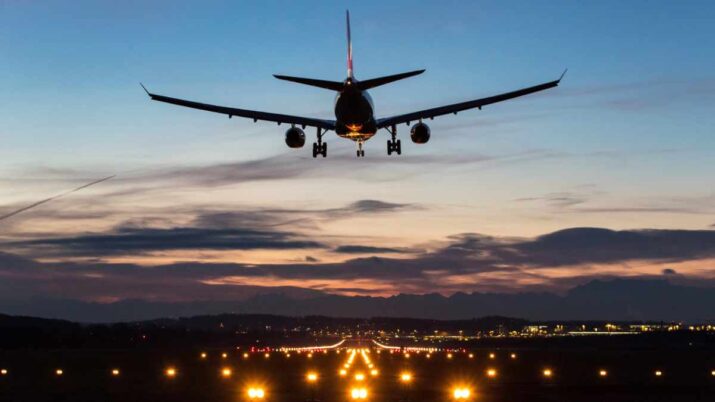 avião pousando aeroporto companhia aérea